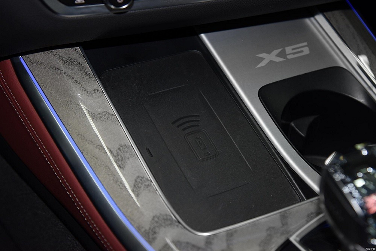 Đặc điểm nhận dạng bên sườn của BMW X5 Li 2022 chính là cửa sau dài hơn. Trên sườn xe còn có đường dập gân kéo dài từ chắn bùn trước đến tận đèn hậu. Thêm vào đó là đường dập gân hình chữ "L" nối giữa 2 chắn bùn trước/sau. Riêng thiết kế đằng sau của BMW X5 Li 2022 không có gì khác so với X5 nhập khẩu. Xe cũng có cụm đèn hậu LED mượt mà, cửa cốp tự động và 2 đầu ống xả giả mạ crôm hình chữ nhật.