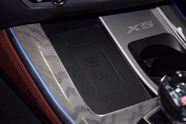 Đặc điểm nhận dạng bên sườn của BMW X5 Li 2022 chính là cửa sau dài hơn. Trên sườn xe còn có đường dập gân kéo dài từ chắn bùn trước đến tận đèn hậu. Thêm vào đó là đường dập gân hình chữ "L" nối giữa 2 chắn bùn trước/sau. Riêng thiết kế đằng sau của BMW X5 Li 2022 không có gì khác so với X5 nhập khẩu. Xe cũng có cụm đèn hậu LED mượt mà, cửa cốp tự động và 2 đầu ống xả giả mạ crôm hình chữ nhật.