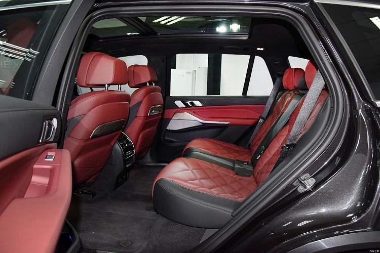 Ghế của xe được bọc bằng da, khâu hình quả trám sang trọng và đi kèm đệm dày hơn 15 mm để vừa êm vừa hỗ trợ cơ thể người ngồi tốt hơn. Ghế có tính năng chỉnh điện, sưởi ấm và làm mát. Ngay cả tay nắm cửa và bệ tì tay trung tâm cũng có tính năng sưởi. Trong khi đó, lưng ghế sau có thể chỉnh 31 độ để mang đến cảm giác thoải mái cho hành khách trên quãng đường dài. Chưa hết, BMW X5 Li 2022 còn được trang bị hệ thống điều hòa tự động độc lập 4 vùng với cửa gió điều hòa nằm trên cột B. Người dùng có thể chỉnh nhiệt độ và gió điều hòa ở từng vị trí ngồi.