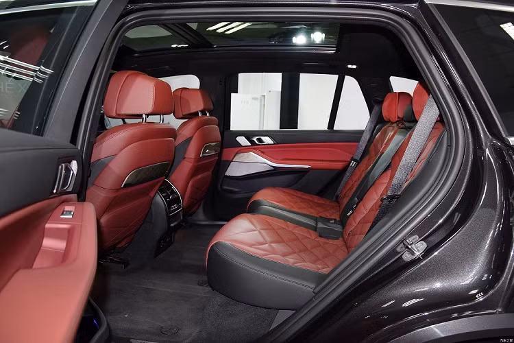 Ghế của xe được bọc bằng da, khâu hình quả trám sang trọng và đi kèm đệm dày hơn 15 mm để vừa êm vừa hỗ trợ cơ thể người ngồi tốt hơn. Ghế có tính năng chỉnh điện, sưởi ấm và làm mát. Ngay cả tay nắm cửa và bệ tì tay trung tâm cũng có tính năng sưởi. Trong khi đó, lưng ghế sau có thể chỉnh 31 độ để mang đến cảm giác thoải mái cho hành khách trên quãng đường dài. Chưa hết, BMW X5 Li 2022 còn được trang bị hệ thống điều hòa tự động độc lập 4 vùng với cửa gió điều hòa nằm trên cột B. Người dùng có thể chỉnh nhiệt độ và gió điều hòa ở từng vị trí ngồi.