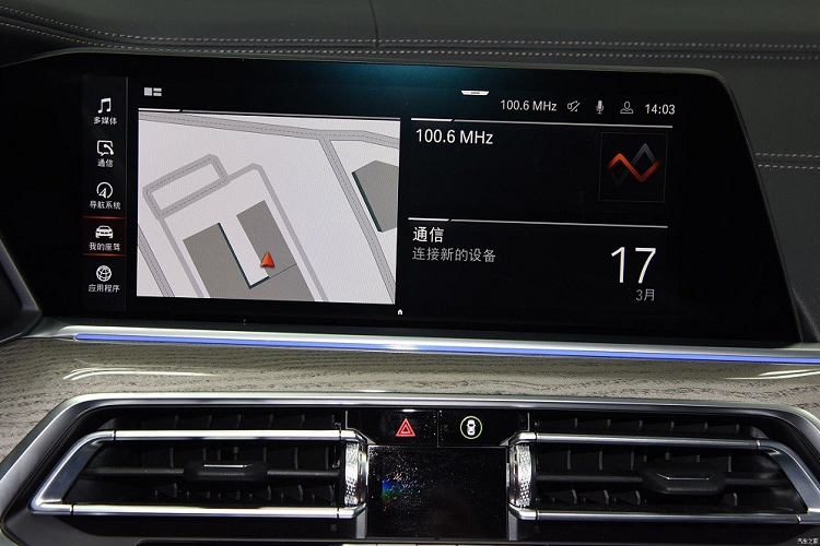 Tiếp đến là hệ thống đèn viền nội thất nhiều màu, có thể thay đổi theo chế độ lái. Trong khi đó, cửa sổ trời toàn cảnh Panorama của xe tích hợp đèn LED, mang đến trải nghiệm như đang ngắm bầu trời sao cho hành khách.