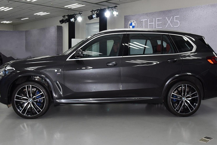 Do đó, so với giá xe BMW X5 nhập khẩu là 699.900 - 839.900 NDT (2,44 - 2,93 tỷ đồng), mẫu SUV hạng sang này rẻ hơn đáng kể. Không chỉ rẻ hơn, BMW X5 Li 2022 còn có kích thước lớn hơn nhiều so với bản nhập khẩu. Cụ thể, mẫu SUV hạng sang này sở hữu chiều dài 5.060 mm, chiều rộng 2.004 mm, chiều cao 1.779 mm và chiều dài cơ sở 3.105 mm. Như vậy, cả chiều dài và chiều dài cơ sở của BMW X5 Li 2022 đều tăng 130 mm, ngang ngửa với người anh em BMW X7.