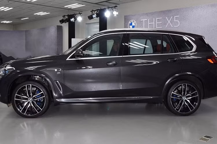 Do đó, so với giá xe BMW X5 nhập khẩu là 699.900 - 839.900 NDT (2,44 - 2,93 tỷ đồng), mẫu SUV hạng sang này rẻ hơn đáng kể. Không chỉ rẻ hơn, BMW X5 Li 2022 còn có kích thước lớn hơn nhiều so với bản nhập khẩu. Cụ thể, mẫu SUV hạng sang này sở hữu chiều dài 5.060 mm, chiều rộng 2.004 mm, chiều cao 1.779 mm và chiều dài cơ sở 3.105 mm. Như vậy, cả chiều dài và chiều dài cơ sở của BMW X5 Li 2022 đều tăng 130 mm, ngang ngửa với người anh em BMW X7.