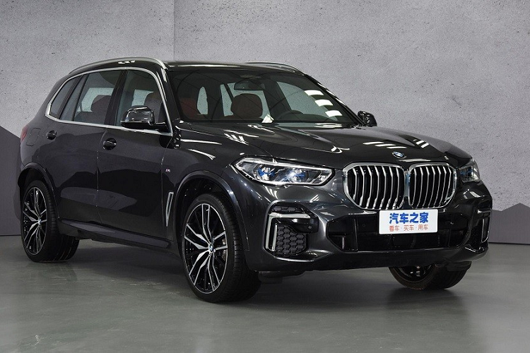Mới đây, BMW đã chính thức giới thiệu mẫu SUV hạng sang X5 phiên bản trục cơ sở dài mang tên Li tại thị trường Trung Quốc. Mẫu xe này được chia thành 4 bản trang bị với giá dao động từ 605.000 - 775.000 Nhân dân tệ (khoảng 2,11 - 2,71 tỷ đồng). Đây là lần đầu tiên BMW X5 có phiên bản kéo dài. Đặc biệt hơn, BMW X5 Li 2022 mới còn được lắp ráp tại nhà máy ở Trung Quốc.