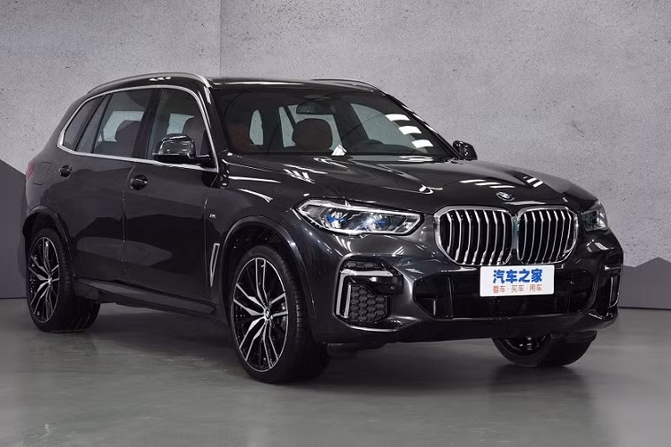 Mới đây, BMW đã chính thức giới thiệu mẫu SUV hạng sang X5 phiên bản trục cơ sở dài mang tên Li tại thị trường Trung Quốc. Mẫu xe này được chia thành 4 bản trang bị với giá dao động từ 605.000 - 775.000 Nhân dân tệ (khoảng 2,11 - 2,71 tỷ đồng). Đây là lần đầu tiên BMW X5 có phiên bản kéo dài. Đặc biệt hơn, BMW X5 Li 2022 mới còn được lắp ráp tại nhà máy ở Trung Quốc.