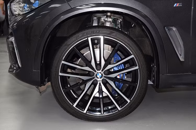 "Trái tim" của BMW X5 xDrive 40Li 2022 là động cơ xăng V6, tăng áp, dung tích 3.0L, kết hợp cùng hệ thống mild hybrid 48V nên có công suất tối đa 333 mã lực và mô-men xoắn cực đại 450 Nm. Phiên bản này có thể tăng tốc từ 0-100 km/h trong thời gian chỉ 6 giây, đạt vận tốc tối đa 238 km/h và tiêu thụ lượng xăng trung bình 9,3 lít/100 km. BMW X5 Li 2022 được trang bị hệ dẫn động 4 bánh toàn thời gian xDrive tiêu chuẩn, hệ thống treo khí nén và giảm xóc điện tử.