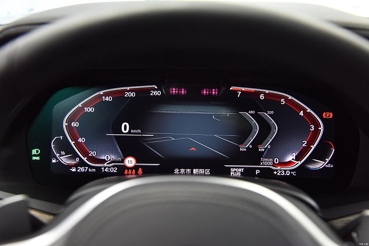 Tất nhiên, hãng BMW vẫn bổ sung một số điểm mới cho xe như những nút bấm bằng kim loại trên vô lăng và mặt cửa. Tương tự như vậy, lưới loa của hệ thống âm thanh Harman Kardon cũng được làm bằng kim loại, tạo cảm giác cao cấp cho xe. Bên cạnh đó là khay sạc không dây cỡ lớn hơn để phù hợp với hầu hết các loại điện thoại trên thị trường và cần số pha lê đẹp mắt.