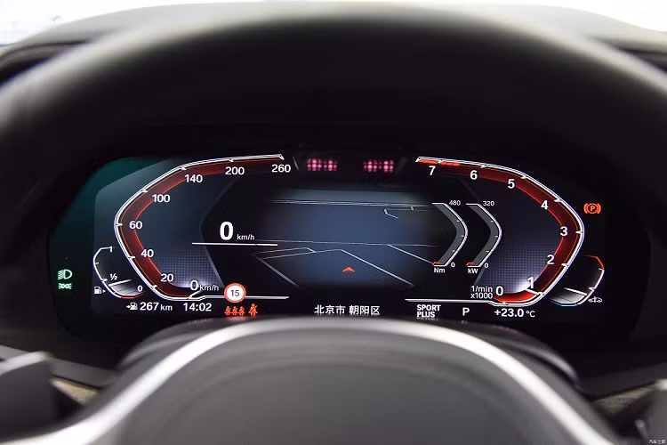 Tất nhiên, hãng BMW vẫn bổ sung một số điểm mới cho xe như những nút bấm bằng kim loại trên vô lăng và mặt cửa. Tương tự như vậy, lưới loa của hệ thống âm thanh Harman Kardon cũng được làm bằng kim loại, tạo cảm giác cao cấp cho xe. Bên cạnh đó là khay sạc không dây cỡ lớn hơn để phù hợp với hầu hết các loại điện thoại trên thị trường và cần số pha lê đẹp mắt.