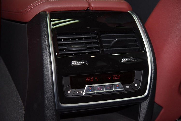 Hệ thống điều hòa còn đi kèm tính năng lọc bụi mịn và bật/tắt từ xa thông qua ứng dụng trên điện thoại thông minh. Để phù hợp với khách hàng Trung Quốc, BMW X5 Li 2022 của Trung Quốc có nhiều ứng dụng như Tencent Small Scene (cung cấp những chương trình như giáo dục trẻ em, giải trí du lịch, gợi ý đồ ăn, cập nhật thông tin mới) hay Parking Indoor Map (tìm xe nhanh, tìm lối ra trong bãi đỗ, tìm thang máy, tìm nhà vệ sinh và những công trình công cộng khác).