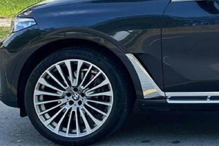 Nếu đếm con số 9 trong biển số này có thể thấy xuất hiện đến 5 con, tượng trưng ngũ quý 9, 1 cách thể hiện sự đẳng cấp cũng như may mắn cho chủ xe BMW X7 biển số Lâm Đồng. 