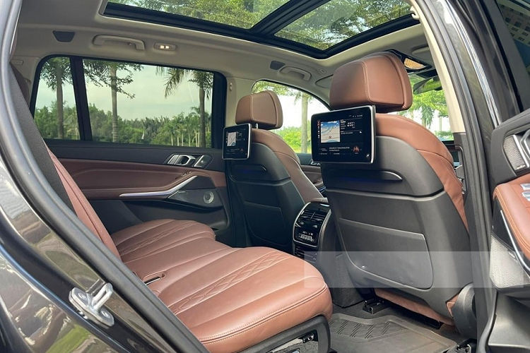 Không chỉ sở hữu biển tứ quý 9, chiếc xe SUV hạng sang cỡ lớn BMW X7 này còn đeo 1 cặp số 49, thể hiện cho tỉnh Lâm Đồng. Có thể thấy chủ xe rất may mắn khi bấm được biển 49A-499.99 và tất nhiên, giá trị của chiếc xe BMW X7 biển tứ quý 9 cũng tăng theo khá nhiều.