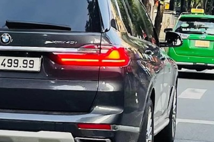 BMW X7 biển tứ quý 9 Lâm Đồng được trang bị khối động cơ xăng Inline, dung tích 3.0 lít, sản sinh ra công suất cực đại 340 mã lực tại vòng tua 5.500-6.500 vòng/phút và mô-men xoắn tối đa 450 Nm tại 1.500-5.200 vòng/phút.