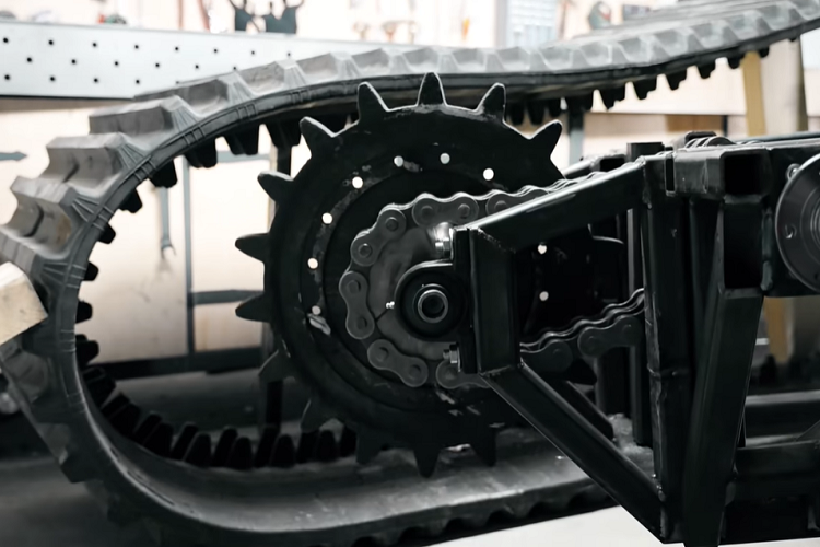 Với khoảng sáng gầm thừa thãi và lực bám có được từ hệ thống bánh xích to lớn, nó có thể là một phương tiện off-road thượng thừa, đủ sức chinh phục đủ dạng địa hình khó khăn.