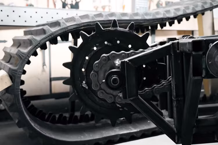 Với khoảng sáng gầm thừa thãi và lực bám có được từ hệ thống bánh xích to lớn, nó có thể là một phương tiện off-road thượng thừa, đủ sức chinh phục đủ dạng địa hình khó khăn.