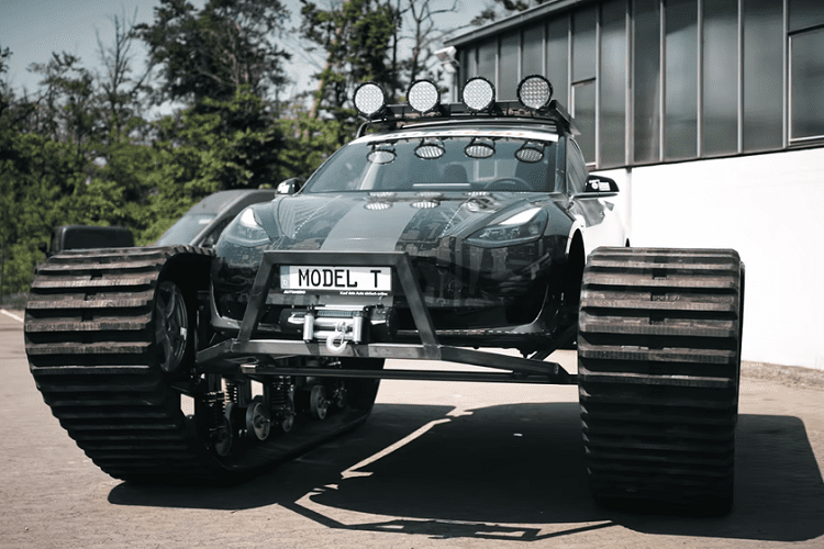 Đáng tiếc, họ đã không lái chiếc Tesla Model 3 điên rồ này trong video, vì vậy chúng ta không biết nó thực tế hoạt động như thế nào.