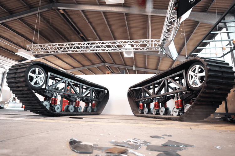Họ đã lấy một chiếc Model 3 và chế tạo một khung phụ hoàn chỉnh với các bánh xích xe tăng khổng lồ nặng 1 tấn mỗi bên. Nhóm YouTuber đã mất nhiều tuần để thiết kế và chế tạo bộ khung độ, vốn cần phải cứng cáp để không chỉ nâng đỡ trọng lượng của xe, mà còn giữ cho mọi thứ đều đẹp mắt và chắc chắn.