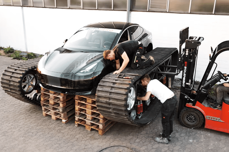 Có vẻ như họ đã làm rất tốt khi tự tay làm nên một bộ khung rất chắc chắn mà sẽ khiến chiếc xe rất hiệu quả khi đi địa hình, ít nhất là trên lý thuyết.