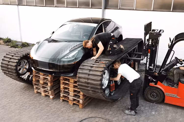 Có vẻ như họ đã làm rất tốt khi tự tay làm nên một bộ khung rất chắc chắn mà sẽ khiến chiếc xe rất hiệu quả khi đi địa hình, ít nhất là trên lý thuyết.