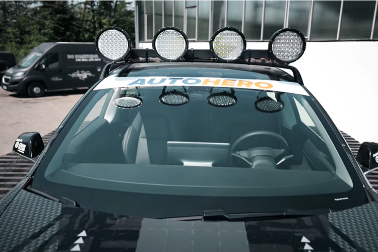 Điều thực sự thú vị về ý tưởng này là nó hoàn toàn có thể đảo ngược nếu muốn. “The Real Life Guys”đã không cắt vào khung gầm hoặc thân xe ban đầu, và có vẻ như bộ khung mới chỉ gắn vào các trục bánh xe và vẫn sử dụng hệ thống treo Model 3 nguyên bản, cũng như hệ thống treo bổ sung mà họ đã tích hợp vào khung phụ.