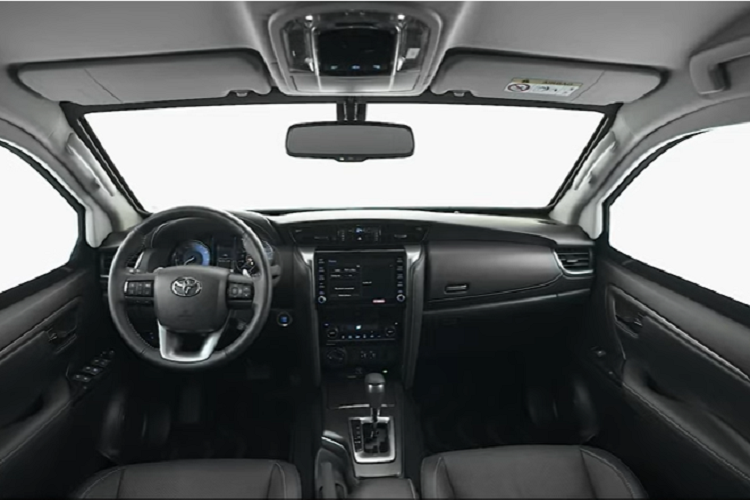 Nằm bên dưới nắp ca-pô của chiếc Toyota Fortuner bọc thép chống đạn này không phải là động cơ xăng và diesel quen thuộc của xe đang bán tại Việt Nam. Thay vào đó, chiếc xe này được trang bị động cơ xăng V6, dung tích 4.0L mạnh mẽ hơn.