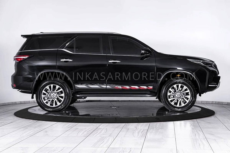 Ngoài ra, chiếc xe còn có một điểm cộng lớn là dễ hòa vào đám đông và không gây nhiều sự chú ý vì sở hữu thiết kế ngoại thất không khác gì xe SUV Toyota Fortuner thông thường.