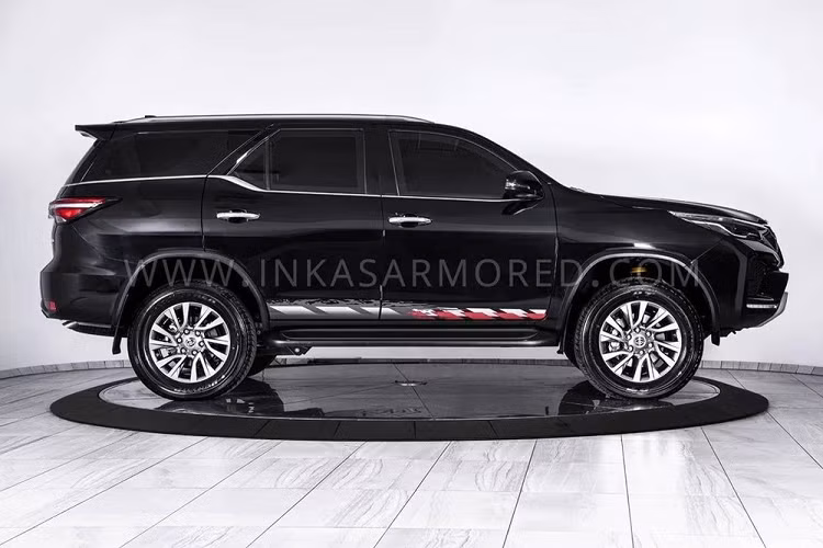 Ngoài ra, chiếc xe còn có một điểm cộng lớn là dễ hòa vào đám đông và không gây nhiều sự chú ý vì sở hữu thiết kế ngoại thất không khác gì xe SUV Toyota Fortuner thông thường.