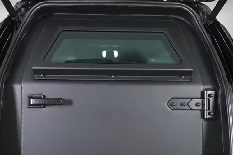 Nếu chi thêm tiền, khách hàng mua chiếc Toyota Fortuner bọc thép chống đạn có thể bổ sung một số trang bị tùy chọn khác như đèn xoay, còi hụ, hệ thống liên lạc bên trong xe hoặc qua radio, hệ thống dập lửa tự động, hệ thống phanh tốt hơn và lốp off-road để chạy trên địa hình xấu.