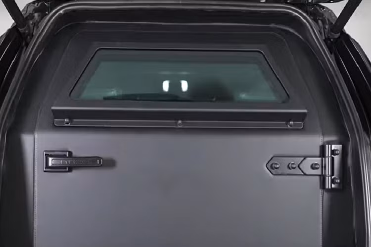 Nếu chi thêm tiền, khách hàng mua chiếc Toyota Fortuner bọc thép chống đạn có thể bổ sung một số trang bị tùy chọn khác như đèn xoay, còi hụ, hệ thống liên lạc bên trong xe hoặc qua radio, hệ thống dập lửa tự động, hệ thống phanh tốt hơn và lốp off-road để chạy trên địa hình xấu.