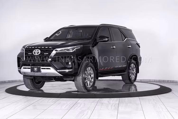Toyota Fortuner là mẫu SUV hạng trung rất phổ biến tại khu vực Đông Nam Á, bao gồm cả Việt Nam. Tuy nhiên, mẫu xe này lại không phải là lựa chọn yêu thích của các công ty chế tạo như chiếc xe Toyota Fortuner bọc thép chống đạn từ hãng INKAS.