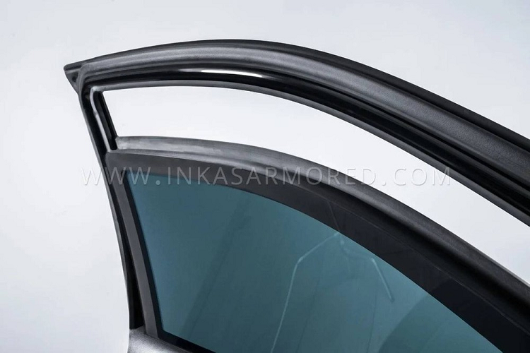 Có thể thấy, chiếc xe bọc thép chống đạn này được phát triển dựa trên Toyota Fortuner phiên bản mới. Theo INKAS, chiếc Toyota Fortuner này được trang bị lớp bọc thép chống đạn BR6, mang đến khả năng bảo vệ tốt cho cả người lái lẫn hành khách bên trong xe.