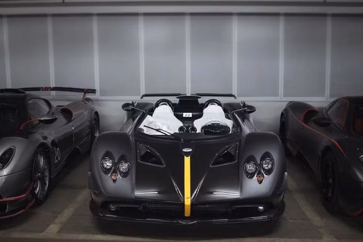 Sức mạnh của mẫu hypercar đắt nhất hành tinh đến từ khối động cơ V12 7.3 lít do Mercedes-AMG phát triển, công suất 789 mã lực, đi kèm hộp số sàn 6 cấp. Xe gặp tai nạn là chiếc Zonda HP Barchetta cuối cùng được sản xuất, bàn giao đến khách hàng vào tháng 2 năm nay. Mẫu hypercar sở hữu tông màu ngoại thất đen nhám kết hợp đường kẻ màu vàng nổi bật chạy dọc thân xe.