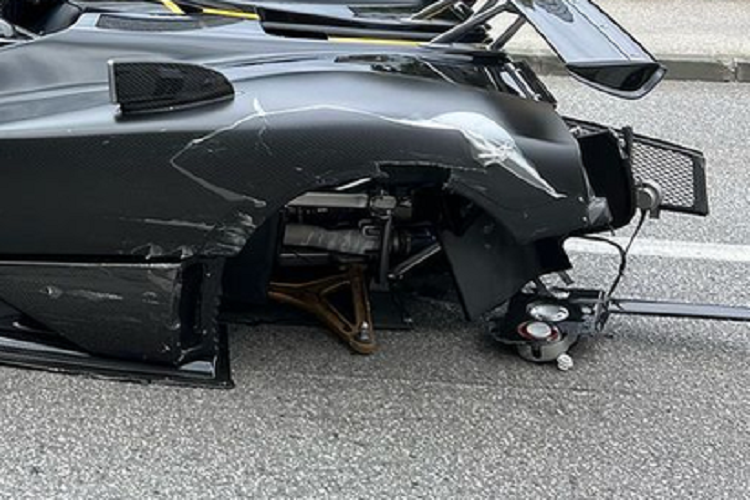 Thậm chí, bánh sau của chiếc xe bị văng ra, nằm cách vị trí tai nạn khoảng vài mét. Ngoài ra, vụ tai nạn cũng khiến chiếc Ford Fiesta đời 2008 bị móp méo nghiêm trọng và gãy trục bánh trước.