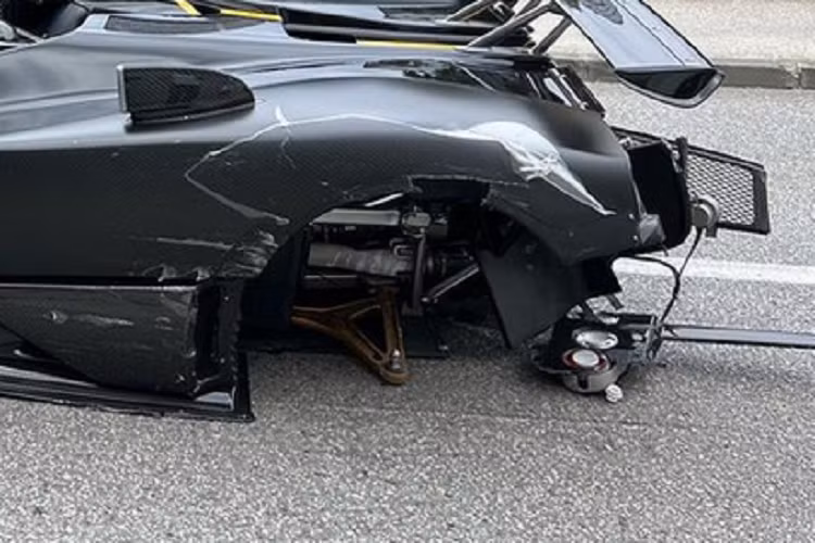 Thậm chí, bánh sau của chiếc xe bị văng ra, nằm cách vị trí tai nạn khoảng vài mét. Ngoài ra, vụ tai nạn cũng khiến chiếc Ford Fiesta đời 2008 bị móp méo nghiêm trọng và gãy trục bánh trước.