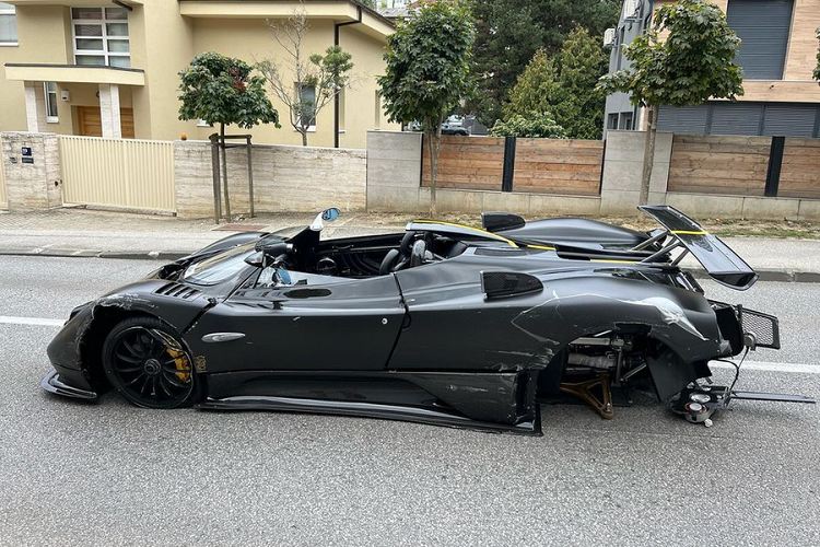 Pagani Zonda HP Barchetta xuất hiện lần đầu trước công chúng tại sự kiện Pebble Beach 2017 diễn ra tại California, Mỹ. Là một trong những phiên bản Zonda hoang dại nhất từng được sản xuất, sự khác biệt lớn nhất giữa HP Barchetta và những chiếc Zonda khác chính là tấm kính chắn gió nhỏ nhắn độc đáo, giúp thay đổi mạnh mẽ toàn bộ thiết kế của chiếc xe.