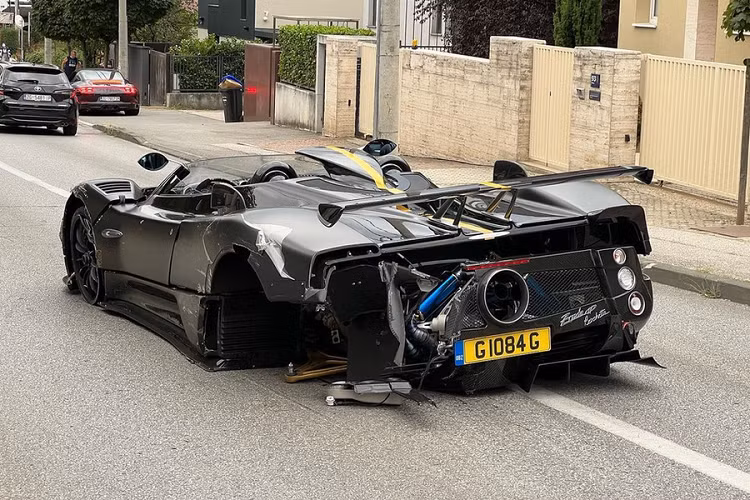 Mới đây, một video chia sẻ về vụ tai nạn giao thông đã thu hút sự chú ý của cộng đồng mạng, đặc biệt là giới một điệu siêu xe. Mặc dù vụ va chạm trên không gây ra thiệt hại về người, nhưng 2 chiếc xe đã bị hư hại nặng và một trong số đó là hypercar Pagani Zonda HP Barchetta đắt nhất.