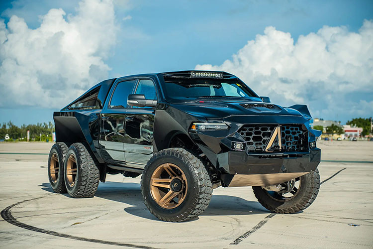 Hình ảnh nội thất của xe không được nhà độ Mỹ công bố, tuy nhiên Apocalypse khẳng định không gian xe phù hợp với những người lớn có chiều cao trên 2,1m; đi kèm với hệ thống âm thanh stereo đến từ thương hiệu Harman Kardon, màn hình thông tin giải trí 12 inch với khả năng quan sát toàn cảnh thân xe. Mức giá xe Juggernaut 6X6 được chào bán tương đương khoảng 6 tỷ đồng