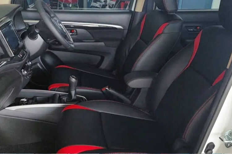 Bên trong xe, Suzuki XL7 Alpha FF 2022 được trang bị ghế bọc da màu đen với những điểm nhấn màu đỏ. Thêm vào đó là bộ xử lý tín hiệu DSP Soundstream 5 kênh và loa trầm Soundstream 10 inch nhằm cải thiện chất lượng âm thanh bên trong xe. Trang bị này kết hợp với màn hình thông tin giải trí dạng cảm ứng 8 inch của Suzuki XL7 Alpha FF 2022.