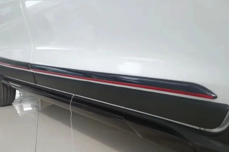 Là sản phẩm mới đầu tiên được Suzuki tung ra tại thị trường Indonesia trong năm 2022, XL7 Alpha FF 2022 sở hữu ngoại hình phong cách và rắn rỏi hơn bản thường. Theo đó, xe được bổ sung hốc gió trung tâm mới với điểm nhấn màu đỏ và bộ chẻ khí màu đen bên dưới.