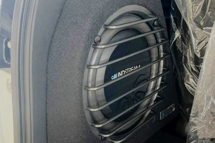 Xe cũng có đèn pha tích hợp dải đèn LED định vị ban ngày, gương ngoại thất gập chỉnh điện, tích hợp đèn báo rẽ, đèn sương mù trước, tay nắm cửa mạ crôm, hệ thống điều hòa đi kèm màn hình và vô lăng bọc da, vát đáy thể thao.