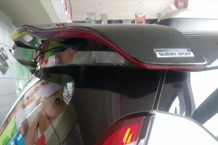 Tiếp đến là chắn bùn trước/sau màu đen bóng và trắng thay vì chỉ sơn màu đen như phiên bản thường. Bên sườn xuất hiện nẹp thân xe màu đỏ và đen mới. Trong khi đó, dưới cản sau có thêm bộ khuếch tán gió giả màu đen bóng, tương tự ở đầu xe. Sự thay đổi còn lại của Suzuki XL7 Alpha FF 2022 bao gồm logo "Limited" và cánh gió mui sơn màu đỏ - đen.