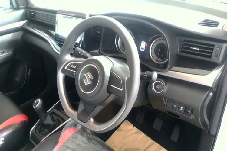 Ngay cả trang bị an toàn của Suzuki XL7 Alpha FF 2022 cũng không có gì mới. Xe có gương chiếu hậu kỹ thuật số bên trong nội thất, hệ thống cân bằng điện tử, hỗ trợ khởi hành ngang dốc, hệ thống chống bó cứng phanh ABS và phân bổ lực phanh điện tử.