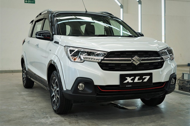 Theo hãng Suzuki, cái tên "FF" được viết tắt từ cụm Finest Form. Tại thị trường Indonesia, FF sẽ được định vị như phiên bản cao cấp nhất của dòng Suzuki XL7 7 chỗ ngồi. Trước đó, dòng xe này có 3 phiên bản là Zeta, Beta và Alpha. Đúng như tên gọi, mẫu xe này được phát triển dựa trên bản Alpha.