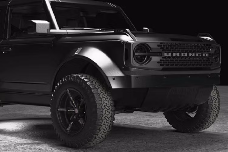 Tuy nhiên trái lệch hoàn toàn so với dự đoán, thiết kế dị hợm này lại nhận được rất nhiều lời khen ngợi từ phía người hâm mộ. Và chính điều này đã khiến Ford Bronco R Carbon Edition vượt ra khỏi khuôn khổ những bản dựng kỹ thuật số. Chính HRE cũng đã úp mở sẽ sớm tung ra một bản độ thực tế dựa trên thiết kế của Ford Bronco R Carbon Edition đặc biệt.