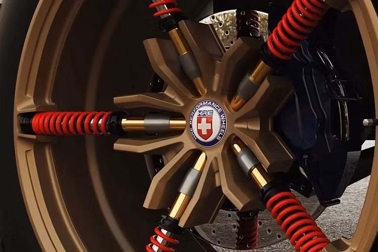 Và rất nhanh sau đó, tài khoản Thiagod3sign đã tung ra một phiên bản cập nhật của Ford Bronco R Carbon Edition, thiết kế độ widebody với các hốc lốp bè rộng sang hai bên, gầm xe nâng cao, bộ vành "kịch độc" với các chấu được gia công từ lò xo sơn đỏ có gắn logo HRE và khoác lên mình lớp sơn ngoại thất màu xanh nước biển cực bắt mắt.