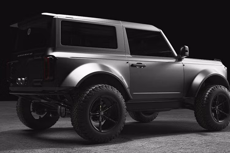 Trong khi đuôi xe nổi bật với hệ thống ống xả đã được đưa lên tận nắp cốp sau, hứa hẹn khả năng lội nước vượt trội để có thể tránh được những pha lội nước... đi vào lòng đất - như một chiếc Bronco mắc kẹt ở bờ hồ suốt 3 ngày gần đây.