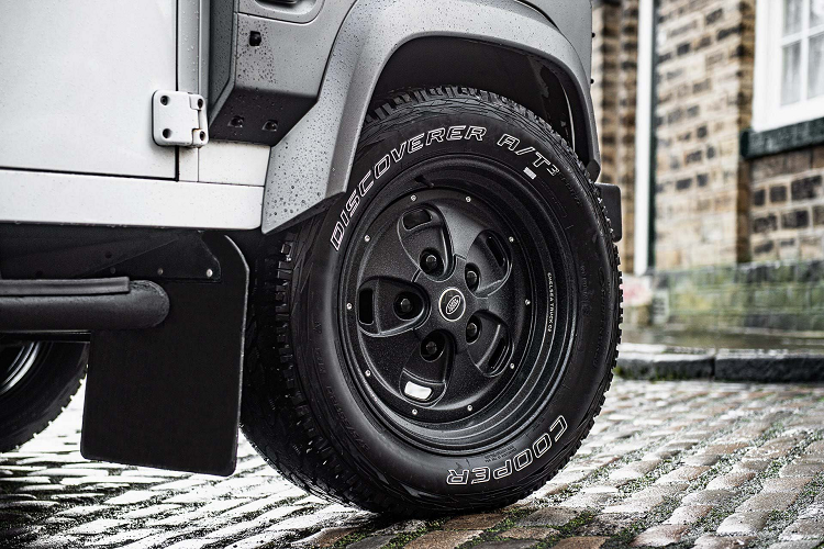 Giá xe Land Rover Defender 110 độ Wide-Track này là 62.999 bảng Anh (Tương đương khoảng 76.534 USD). Về nguyên bản, chiếc xe được sản xuất vào năm 2015 và đã lăn bánh tổng cộng 22.852 km với ba đời chủ sở hữu. Theo yêu cầu, Chelsea Truck Company cũng có thể nâng cấp gói này cho bất kỳ chiếc Defender nào với giá 35.000 bảng Anh (Tương đương 42.460 USD).