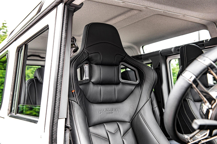 Trên bảng điều khiển có một bộ phận điều hướng mới và một tay cầm mới ở phía trước hành khách. Các phần kính cửa của xe cũng được dán tối màu nhằm tăng độ riêng tư cho người dùng.