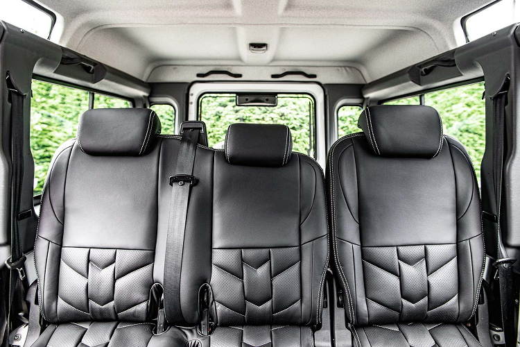 Mẫu xe cũng được trang bị bộ đèn chiếu sáng tròn có viền LED và lớp hoàn thiện Shadow Chrome, hiện đại hóa một cách hiệu quả vẻ ngoài của Defender. Các lỗ thông hơi trên nắp ca-pô được làm bằng thép không gỉ, trong khi các bậc bên hình ống và nắp chắn bùn cao su góp phần tạo nên vẻ ngoài chắc chắn cho mẫu SUV huyền thoại.