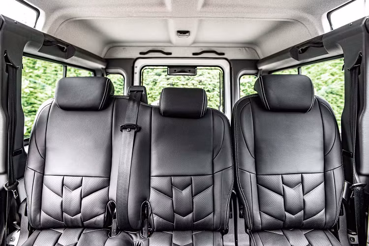 Mẫu xe cũng được trang bị bộ đèn chiếu sáng tròn có viền LED và lớp hoàn thiện Shadow Chrome, hiện đại hóa một cách hiệu quả vẻ ngoài của Defender. Các lỗ thông hơi trên nắp ca-pô được làm bằng thép không gỉ, trong khi các bậc bên hình ống và nắp chắn bùn cao su góp phần tạo nên vẻ ngoài chắc chắn cho mẫu SUV huyền thoại.