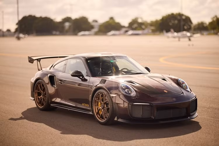 Chiếc Porsche 911 GT2 RS màu độc này đang được bán đấu giá trên trang Bringatrailer, hiện tại đã có người trả giá 360.000 USD (khoảng 8,4 tỷ đồng) nhưng còn 3 ngày nữa phiên đấu giá này mới kết thúc, mức giá cuối chắc chắn sẽ cao hơn nhiều.